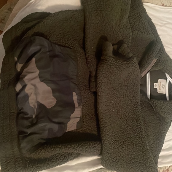 Fuzzy green camp sweater size small from Aeeie OFFLINE - Picture 4 of 4